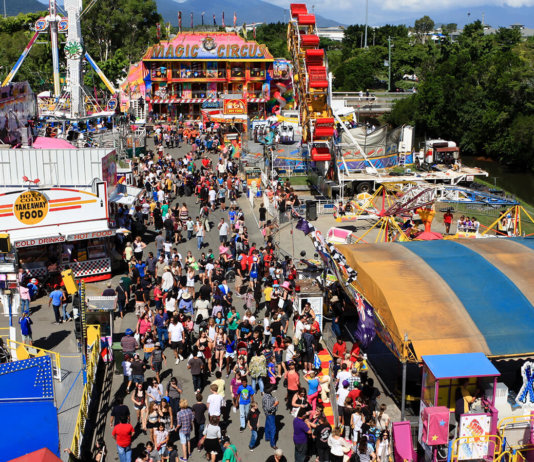 ケアンズショーの目玉は移動型遊園地