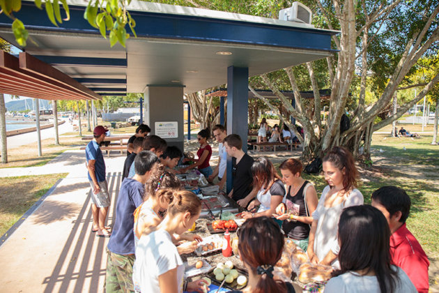 野外バーベキューはCCEBの名物