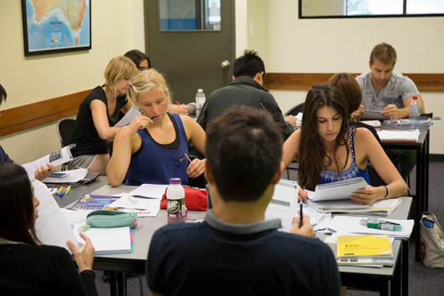 熱心に勉強するCCEBのアドバンスクラス