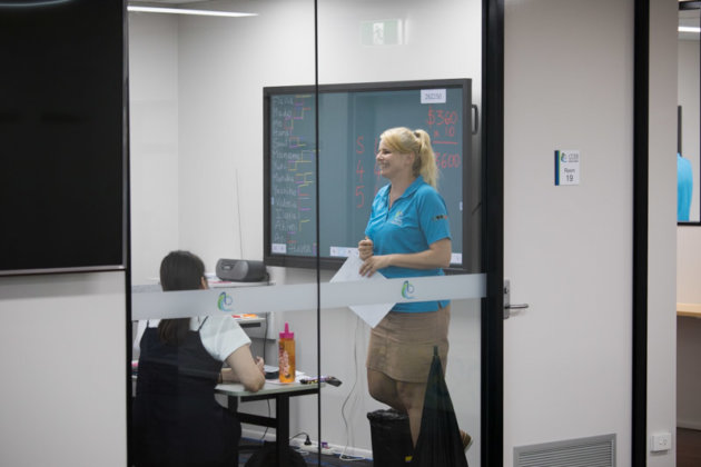 最新のデジタルボードを導入したCCEBの授業