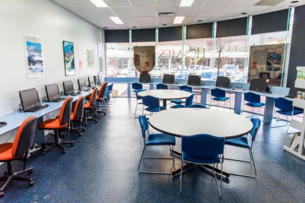 OHCケアンズ校のコンピュータールーム