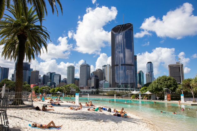 ブリスベンの人工ビーチと摩天楼