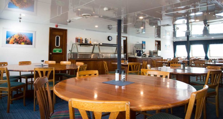 ダイビング留学の船上ダイニングスペース