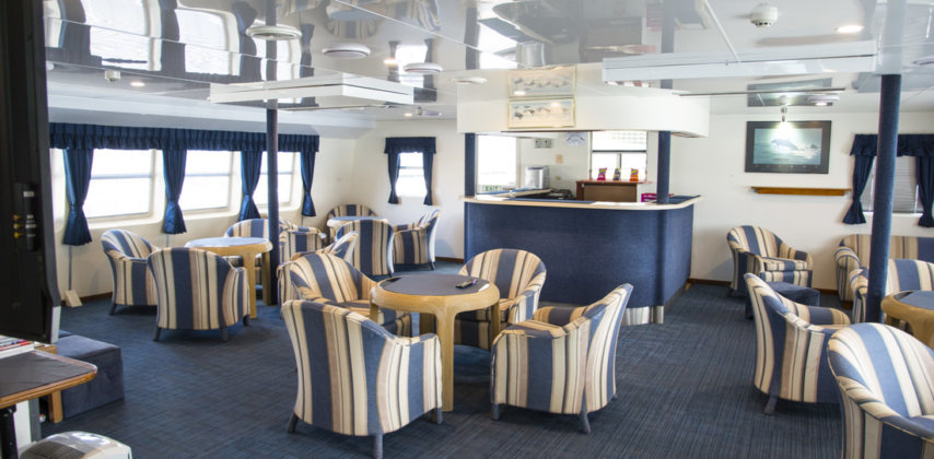 ダイビング留学の船上ラウンジ