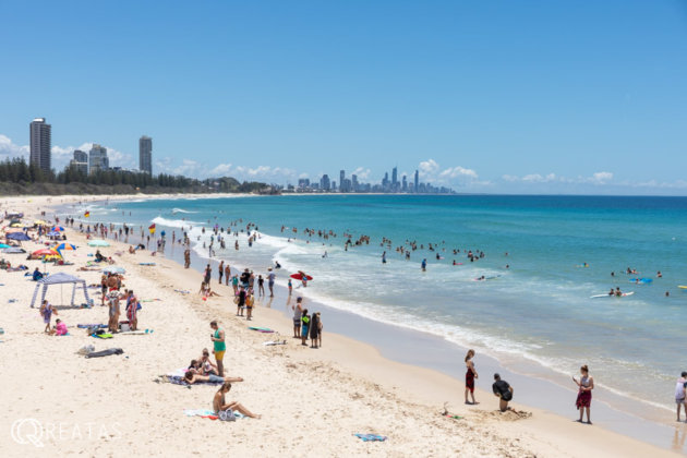 ゴールドコーストのビーチには常に人が集まる