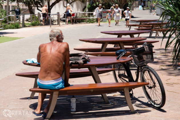 ゴールドコーストのベンチやテーブルはサーフィン型