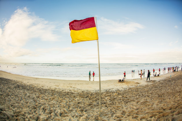 ゴールドコーストのビーチとフラッグ