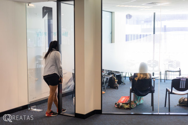 OHCゴールドコースト校の教室は開放感のあるガラス張り