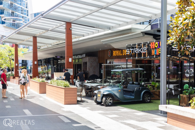 OHCゴールドコースト校の目の前にあるレストラン街