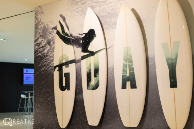 OHCゴールドコースト校の入り口はサーフボードがお出迎え