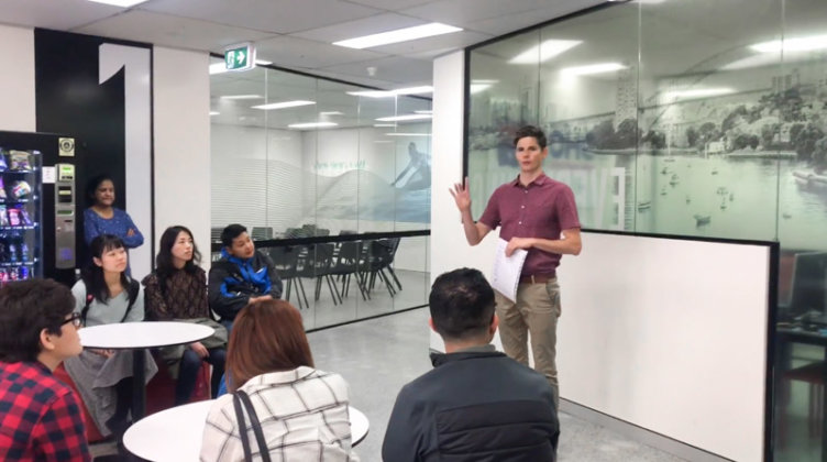 OHCシドニー校の教室卒業式