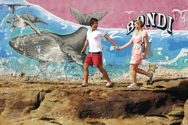 シドニーのボンダイビーチを歩くカップル