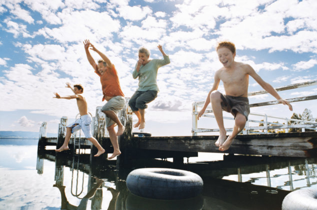 シドニーの海に飛び込む家族